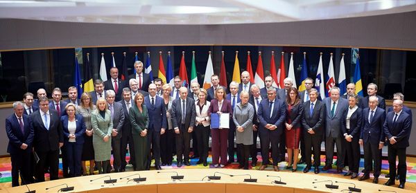 Vielleicht ein historisches Bild? Die Minister der 23 unterzeichnenden Staaten. Bis zu einer wirklichen Verteidigungsunion ist es aber noch ein langer Weg Foto: dpa