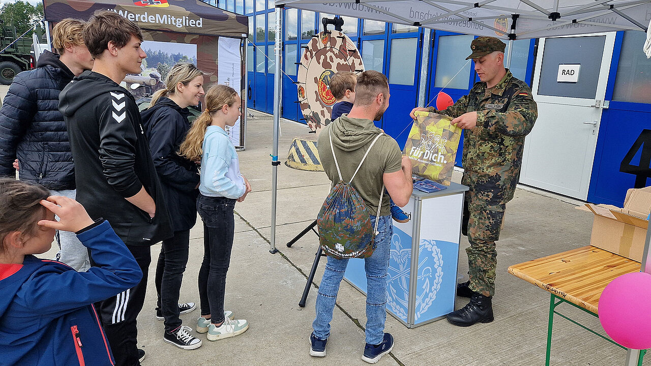 Lange Schlangen bildeten sich am Informationsstand der Standortkameradschaft Gera beim Familien- und Veteranentag des PzPiBtl 701. Foto: Michael Schulze