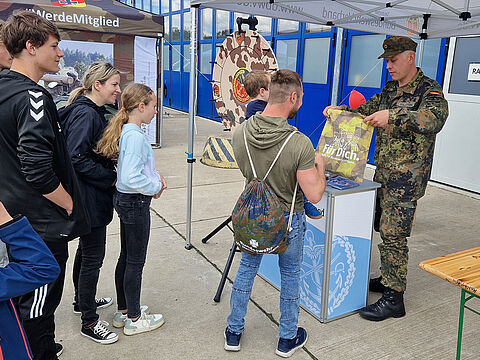 Lange Schlangen bildeten sich am Informationsstand der Standortkameradschaft Gera beim Familien- und Veteranentag des PzPiBtl 701. Foto: Michael Schulze