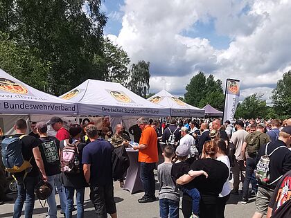 Großer Andrang am Stand des DBwV beim Tag der Bundeswehr in Munster. Foto: LV Nord