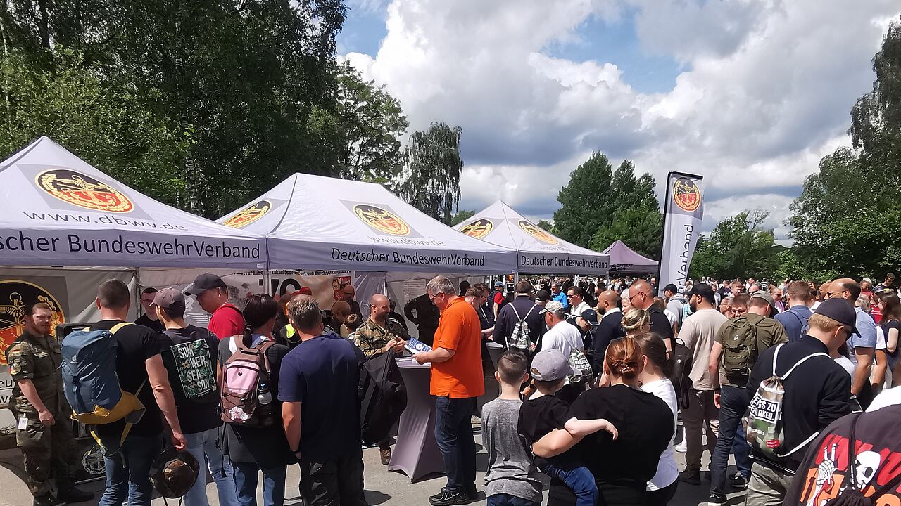 Großer Andrang am Stand des DBwV beim Tag der Bundeswehr in Munster. Foto: LV Nord