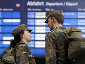 Soldaten auf dem Bahnhof: Für sie und für die Zivilbeschäftigten der Bundeswehr bleibt der DBwV am Ball! Foto: Bundeswehr/Stollberg