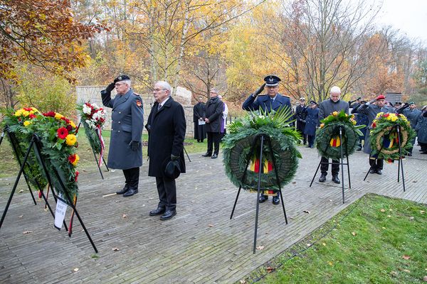 Im Wald der Erinnerung beim Einsatzführungskommando wurde der Toten aus den Auslandseinsätzen der Bundeswehr gedacht. Für den DBwV legte Hauptmann Ralf Baasch (r.) einen Kranz nieder. Foto: Bundeswehr