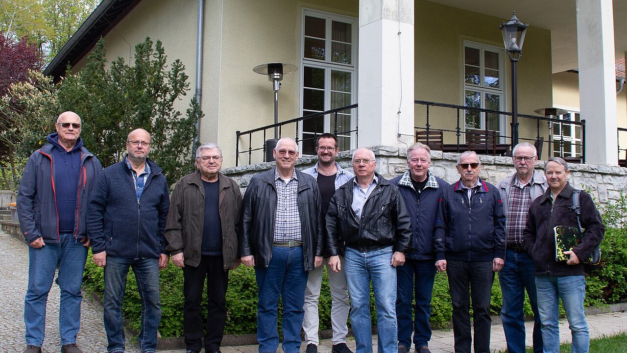 Aus insgesamt zehn Personen setzt sich der neugewählte Vorstand der KERH Potsdam unter Führung von Udo Schultz (4. von links) zusammen. Foto: Rainer Bartsch