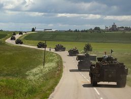 Eine Kolonne aus verschiedenen Fahrzeugen fährt während der Übung Iron Wolf 2017 über eine Landstraße Foto: Bundeswehr/Sebastian Wilke