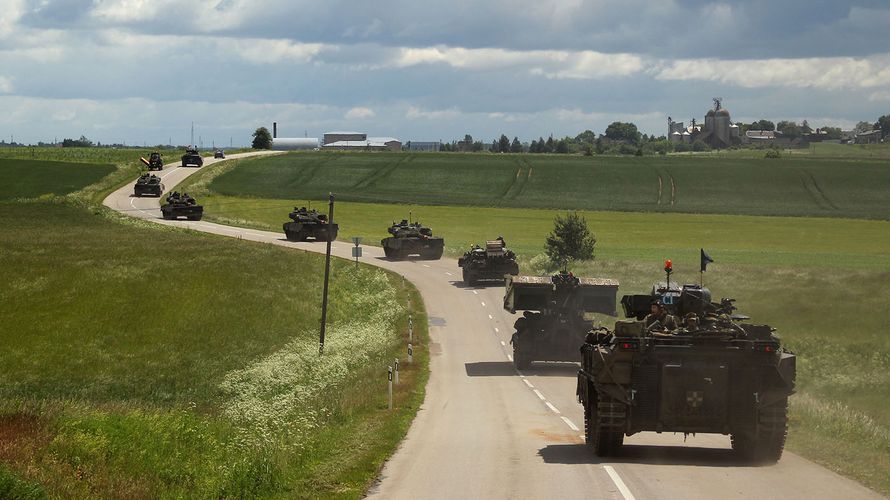 Eine Kolonne aus verschiedenen Fahrzeugen fährt während der Übung Iron Wolf 2017 über eine Landstraße Foto: Bundeswehr/Sebastian Wilke