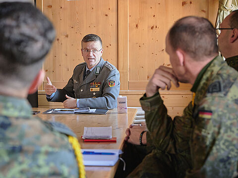 Spieße und VP informierten in eigenen Gesprächsrunden über die Erfahrungen mit der Zeitenwende in ihrem Dienstalltag. Foto: Ingo Kaminsky