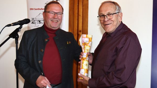 Vorsitzender Alfred Veit gratuliert dem Schriftführer Eberhard Herpich zum 76. Geburtstag.Foto: Wolfgang Kruse