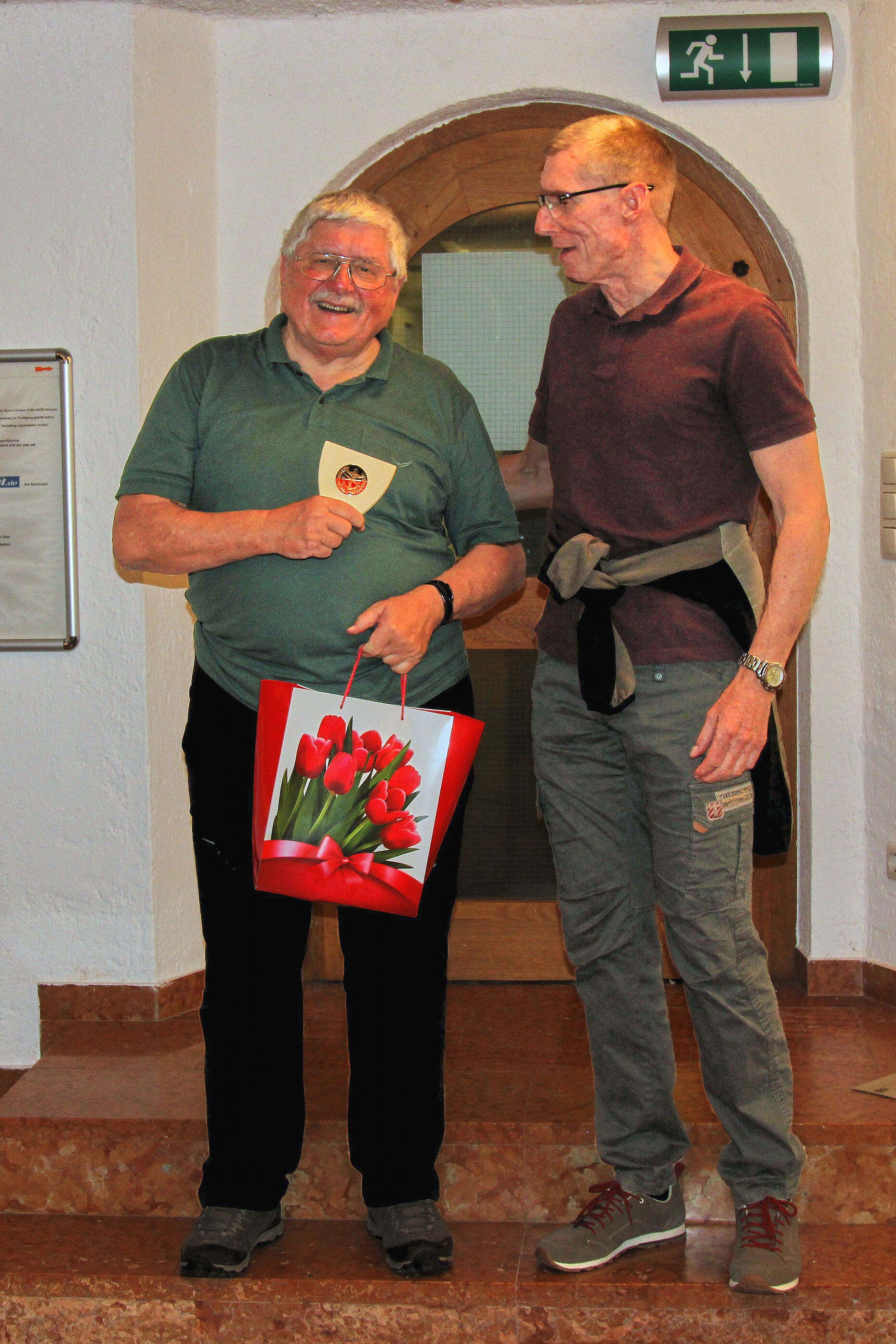 Der Vorsitzende der Kameradschaft, Oberstleutnant a.D. Marcus Hartong (rechts), bedankte sich bei Fredric Müller-Romminger mit eine Erinnerungsplakette. Foto: Klaus Schwarzenberger