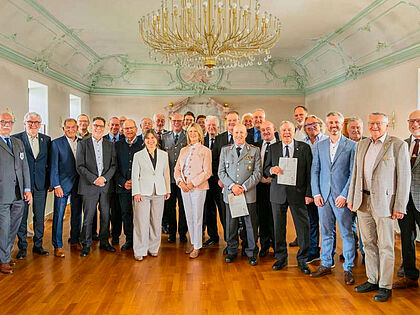 Die Geehrten sind stolz auf ihr Veteranenabzeichen. Auch Landrätin Susanne Hoyer (Mitte rechts), OB Monika Schwind (Mitte links), Ingo Osbahr (Mitte) und Otto Radlmeier (links) freuten sich mit ihnen. Foto: Dirk Daniel Mann