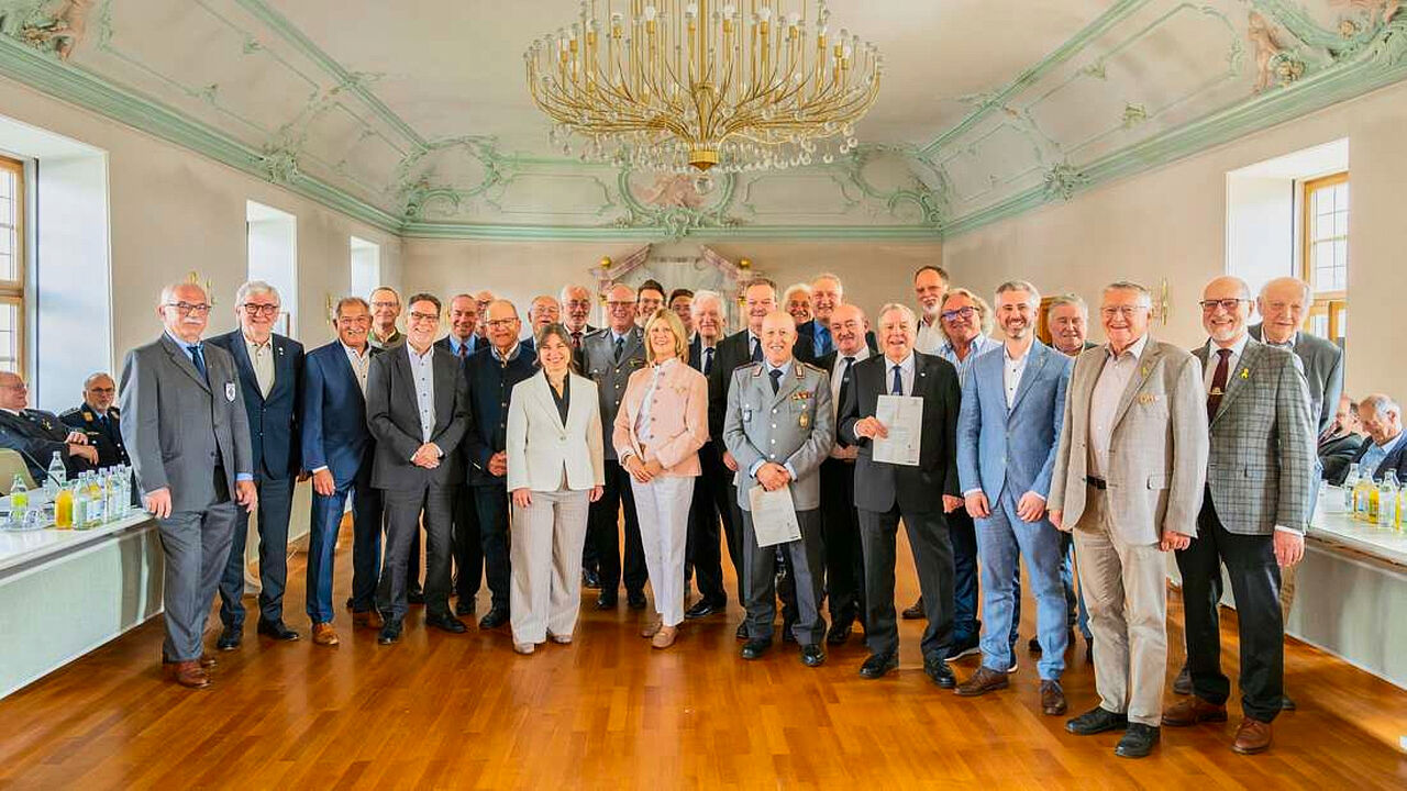 Die Geehrten sind stolz auf ihr Veteranenabzeichen. Auch Landrätin Susanne Hoyer (Mitte rechts), OB Monika Schwind (Mitte links), Ingo Osbahr (Mitte) und Otto Radlmeier (links) freuten sich mit ihnen. Foto: Dirk Daniel Mann