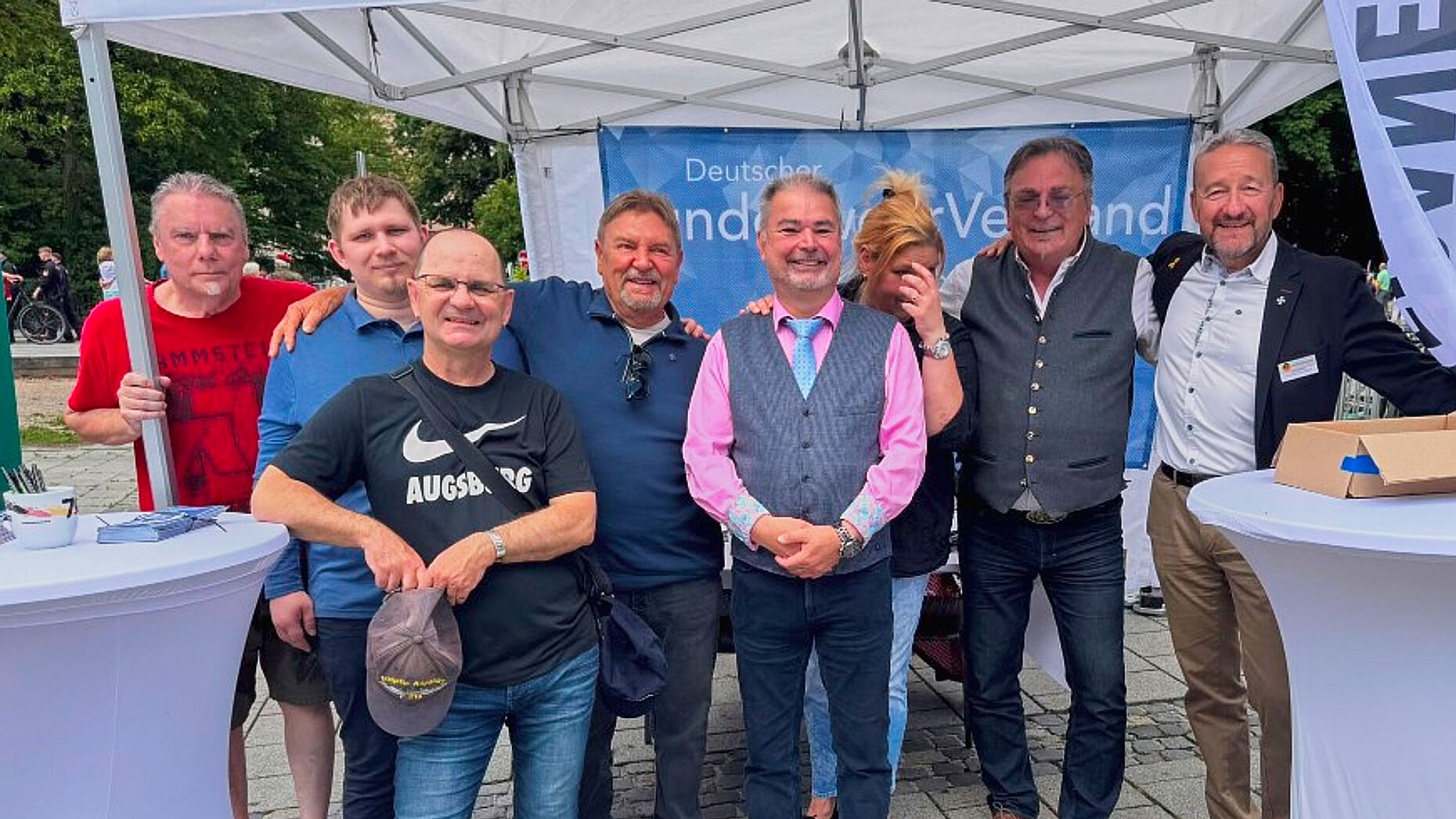 Mitglieder der KERH am Info-Stand: Stabsfeldwebel a.D. Michael Münch (von links), Obergefreiter d.R. Daniel Waberski, Hauptmann a.D. Thomas Drews, Stabsfeldwebel a.D. Michael Lipp, Hauptmann a.D. Robert Riedl, Nicole Reisinger, Stabsfeldwebel a.D. Franz Jung, Oberstleutnant a.D. Frank Großmann. Foto: li