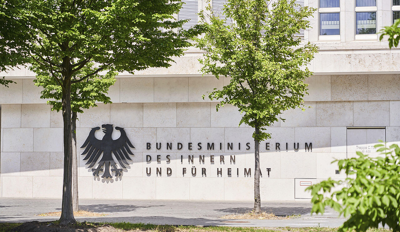 Das Bundesinnenministerium hat einen Gesetzentwurf zur Anpassung der Bundesbesoldung und -versorgung, zur Sicherstellung einer amtsangemessenen Alimentation und zur Änderung weiterer dienstrechtlicher Vorschriften erarbeitet. Foto: picture alliance/imageBROKER/Simon Vollmeyer