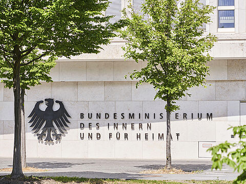 Das Bundesinnenministerium hat einen Gesetzentwurf zur Anpassung der Bundesbesoldung und -versorgung, zur Sicherstellung einer amtsangemessenen Alimentation und zur Änderung weiterer dienstrechtlicher Vorschriften erarbeitet. Foto: picture alliance/imageBROKER/Simon Vollmeyer