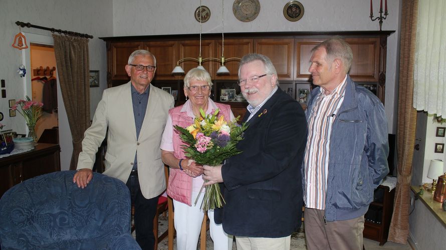 StHptm a.D. Helmut Köhler, Frau Brigitte von Grabe, Hptm a.D. Udo Kloos und OStFw a.D. Franz-Peter Müller Foto: DBwV/Hornemann