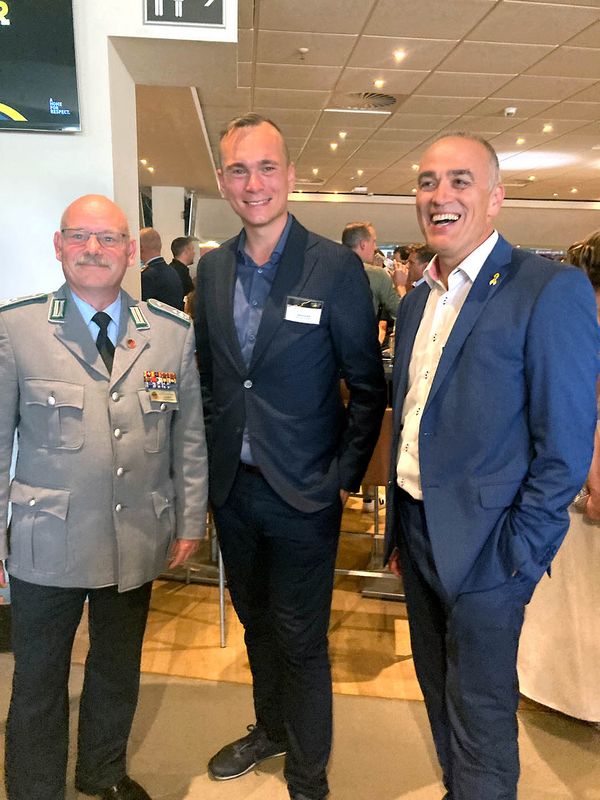 Oberstleutnant Lutz Meier, der SPD-Bundestagsabgeordnete Johannes Arlt und Oberstabsfeldwebel a.D. Jürgen Görlich (v.l.) Foto: DBwV/Gersemann