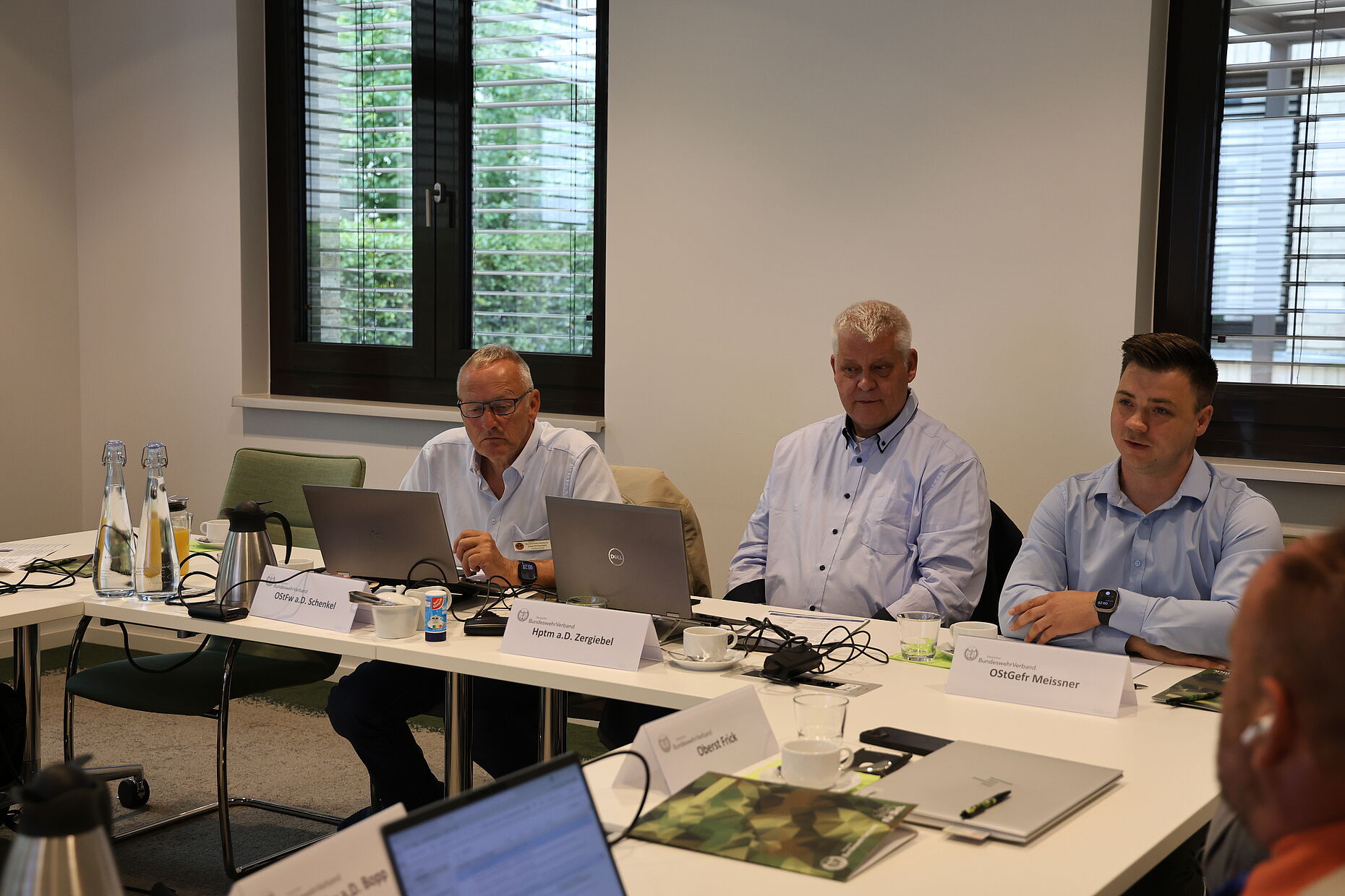 Der stellvertretende Bundesvorsitzende, Oberstabsgefreiter Marcus Meissner (rechts) gab einen Überblick, über die Themen, die den DBwV derzeit beschäftigen. Geleitet wurde die Tagung von Hauptmann a.D. Ingo Zergiebel (Mitte) und Oberstabsfeldwebel a.D. Uwe Schenkel. Foto: DBwV/Eva Krämer