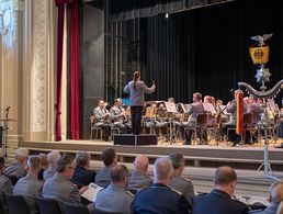 Festakt des Landesverbands West in Bad Neuenahr/Ahrweiler: Den musikalischen Rahmen lieferte das Heeresmusikkorps Koblenz unter der Leitung von Oberstleutnant Alexandra Schütz-Knospe. Foto: DBwV/Bombeke