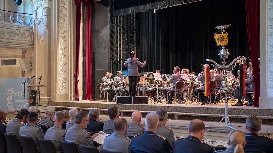 Festakt des Landesverbands West in Bad Neuenahr/Ahrweiler: Den musikalischen Rahmen lieferte das Heeresmusikkorps Koblenz unter der Leitung von Oberstleutnant Alexandra Schütz-Knospe. Foto: DBwV/Bombeke