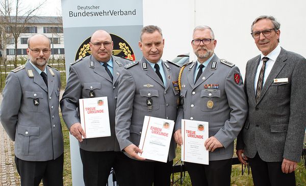 Mit Urkunden: Vorsitzender Christian Lender (v.l.) mit den ausgezeichneten Mitgliedern Stabsfeldwebel Richard Lankes, Hauptmann Roland Ehrenberger, Oberstabsfeldwebel Rainer Thiesen sowie dem Landesvorsitzendem Gerhard Stärk. Foto: DBwV/Ingo Kaminsky