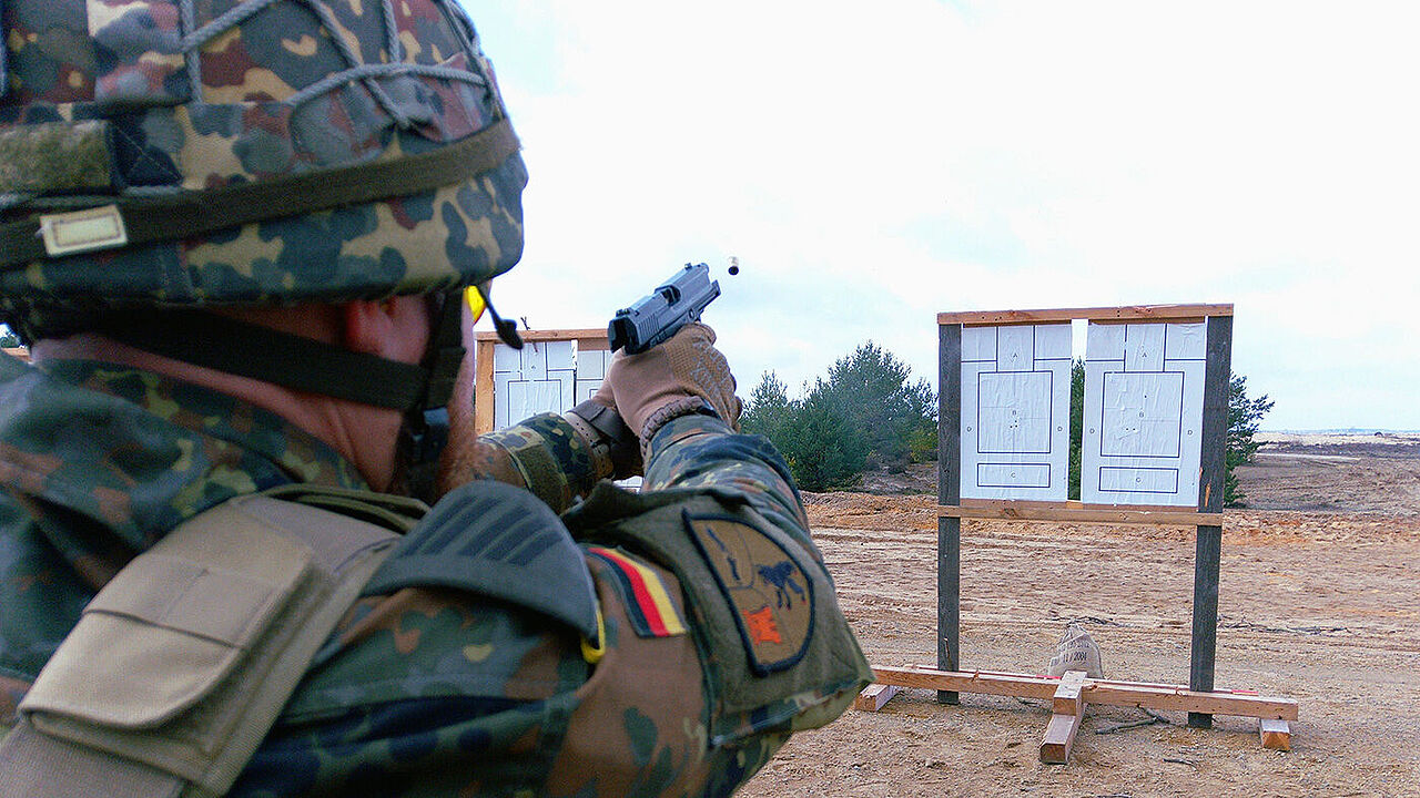 Ein Reservist der RSU-Kompanie Berlin beim Nahbereichsschießen mit der Pistole P8. Foto: Randolf Marc Richter