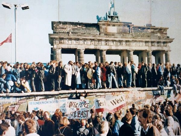 Am 9. November 1989 ist die Mauer Geschichte: Ost- und westdeutsche Bürgerinnen und Bürger feiern gemeinsam auf dem Bauwerk, das seit dem 13. August 1961 Berlin in zwei Hälften geteilt hatte. Foto: Lear 21/Wikipedia/CC BY-SA 3.0