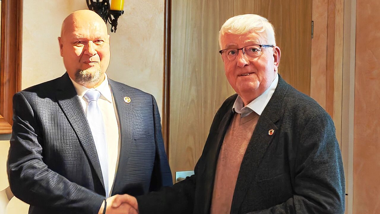Der neue Vorsitzende der KERH Holzdorf, Kai-Ingo Behnke (links) bedankte sich bei seinem Vorgänger, Oberst a. D. Rüdiger Fels für das langjährige Engagement im DBwV. Foto: Günther Werner
