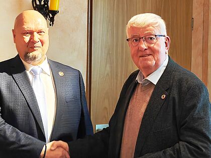 Der neue Vorsitzende der KERH Holzdorf, Kai-Ingo Behnke (links) bedankte sich bei seinem Vorgänger, Oberst a. D. Rüdiger Fels für das langjährige Engagement im DBwV. Foto: Günther Werner