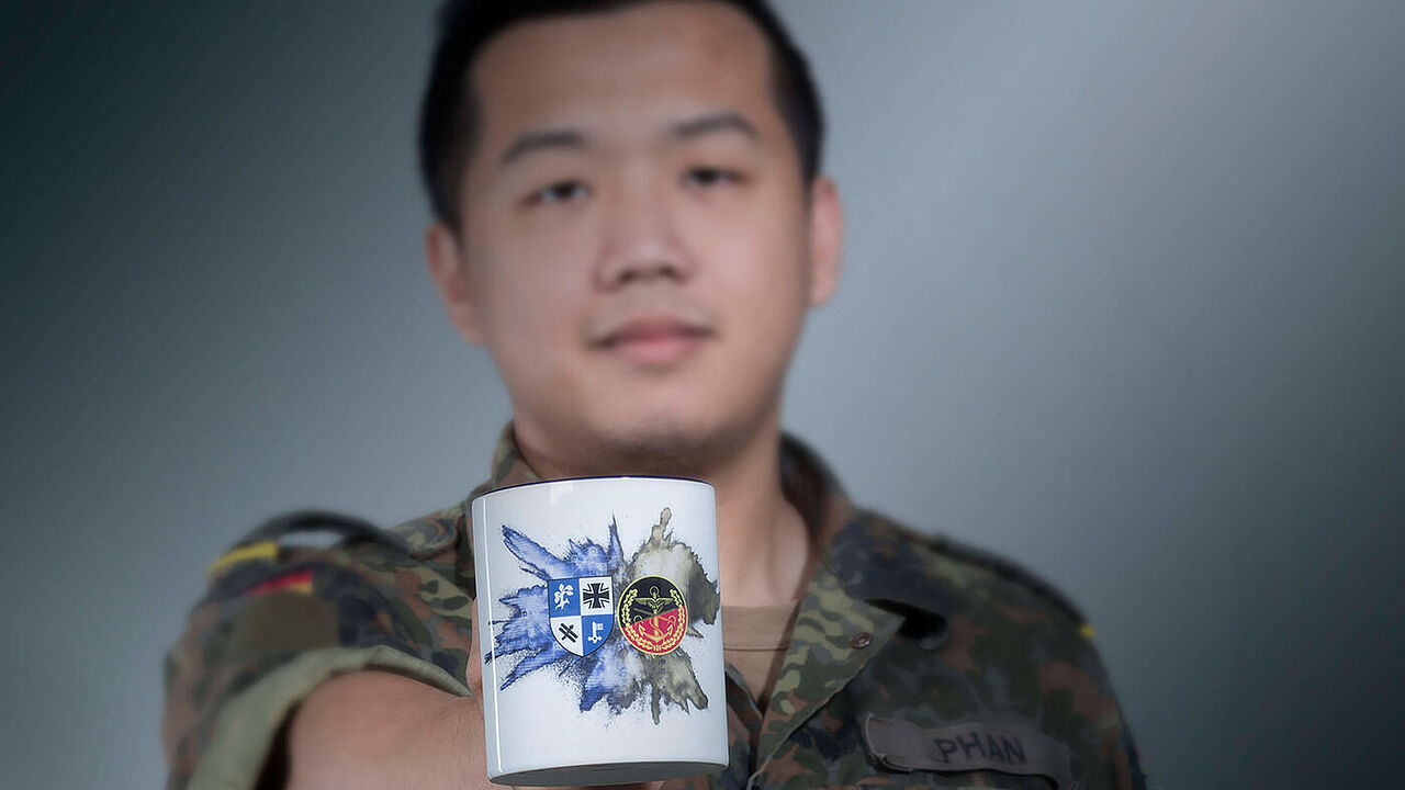 Eigens zur Familienfeier ließen die Mandatsträger Tassen mit einem kreativen Logo bedrucken