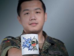 Eigens zur Familienfeier ließen die Mandatsträger Tassen mit einem kreativen Logo bedrucken