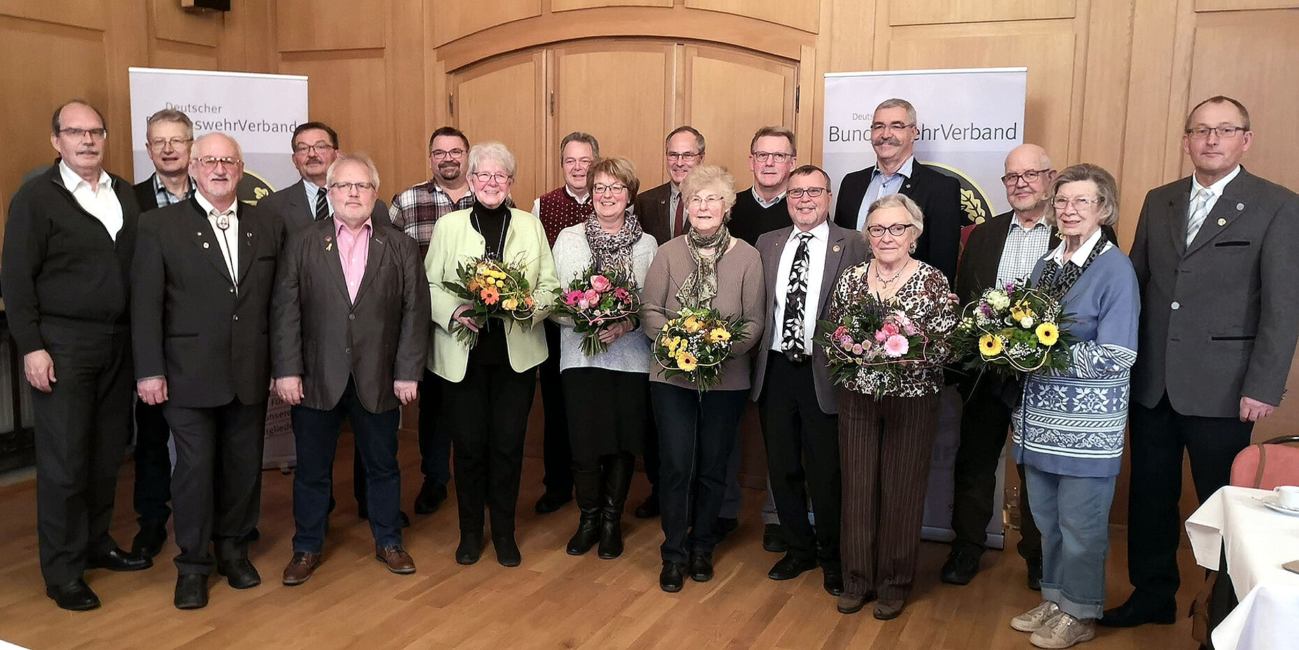 Vordere Reihe: Hartmut Schönmeyer, Günter Goth, Heinrich Petersen, Helga Firla, Gabriele Krömer, Helga Golling, Wolfgang Ambrosius, Irene Eder, scheidendes Mitglied Anneliese Ehle, Reinhard Krömer. - Hintere Reihe: Georg Pauthner, Günther Christmann, Friedel Wegner, Manfred Odendahl, Frank Oberbeck, Peter Titze, Wilhelm Gellings, scheidendes Mitglied Bodo Tröger (li.). Foto: DBwV
