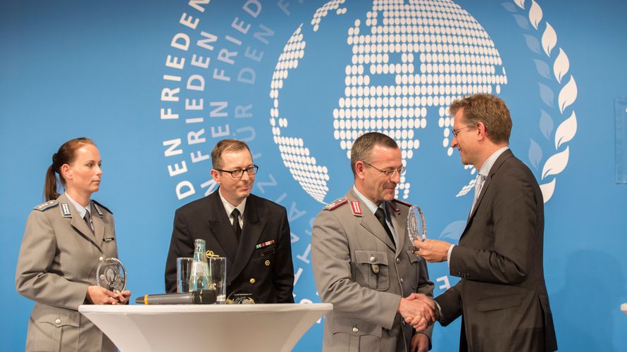 v.l.: Hauptmann Claudia Birkholz, Fregattenkapitän Sven Janssen, Oberstleutnant i.G. Alexander Röpke und Ralf Brauksiepe. Foto: DBwV