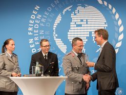 v.l.: Hauptmann Claudia Birkholz, Fregattenkapitän Sven Janssen, Oberstleutnant i.G. Alexander Röpke und Ralf Brauksiepe. Foto: DBwV