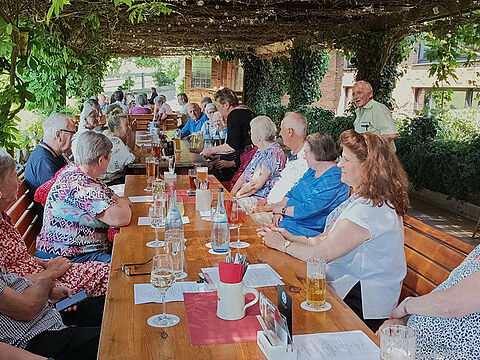 Vorsitzender Heinz Simon (stehend) heißt Mitglieder und Gäste zum Sonntagstreff der Kameradschaft ERH Karlsruhe willkommen. Foto: Ulrich Naczke 