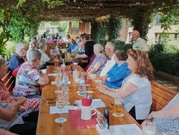 Vorsitzender Heinz Simon (stehend) heißt Mitglieder und Gäste zum Sonntagstreff der Kameradschaft ERH Karlsruhe willkommen. Foto: Ulrich Naczke 