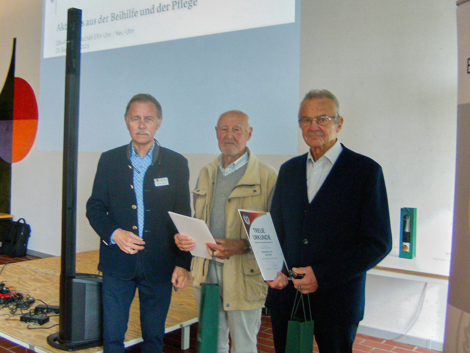 Auszeichnung für langjährige Mitgliedschaft für Oberstleutnant a.D. Jürgen Riske (60) und Hauptmann a.D. Heinrich Schneiderhahn (25) durch Vorsitzenden Oberstleutnant a.D. Eberhard Witzky (von rechts). Foto: JAG