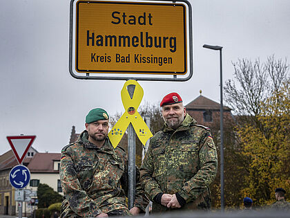 Zwei, die sich besonders für die „Gelben Schleifen“ an den Ortsschildern von Hammelburg einsetzten: Stabsfeldwebel Müller und TruKa-Vorsitzender Hauptmann Steffen Naumann. Foto: Benjamin Bendig