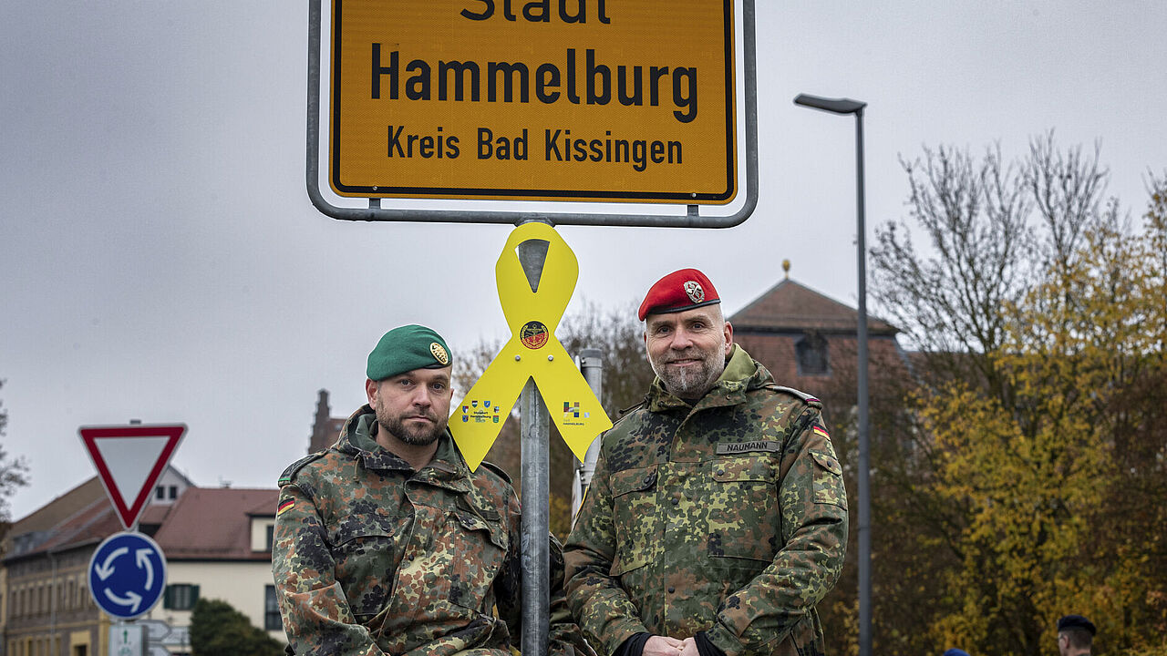 Zwei, die sich besonders für die „Gelben Schleifen“ an den Ortsschildern von Hammelburg einsetzten: Stabsfeldwebel Müller und TruKa-Vorsitzender Hauptmann Steffen Naumann. Foto: Benjamin Bendig