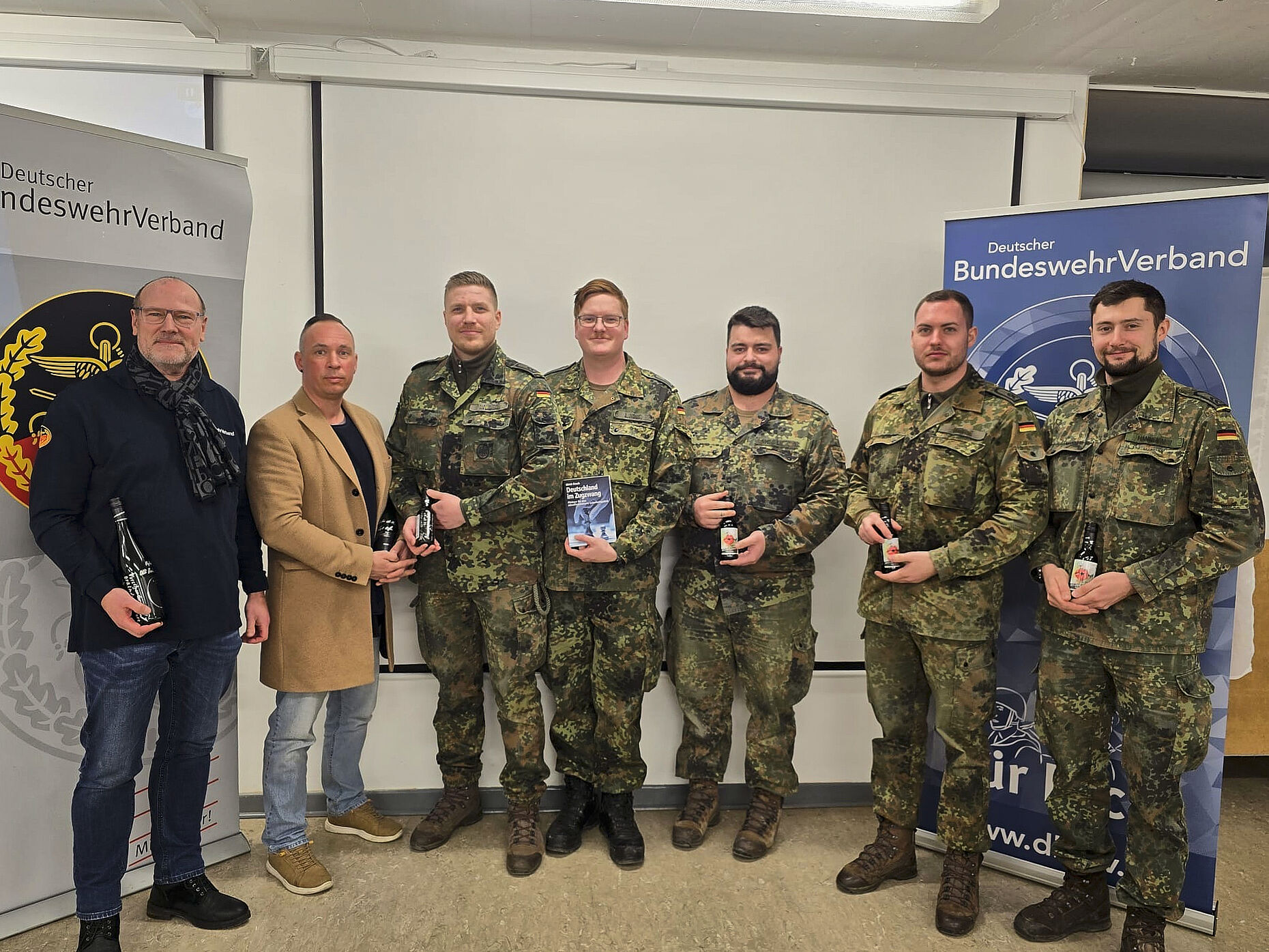 Wechsel an der Spitze der TruKa Fernmeldebataillon 10: Bezirksvorsitzender Oliver Hartmann (von links) und Johnny Graf (LGS) mit dem neuen Vorsitzenden Martin W., dem scheidenden Vorsitzenden Benedict L. dem Stellvertreter Dominic G. sowie den Beisitzern Max M. und Tom H..Foto: Benedict L.