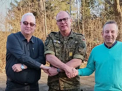 Der Vorstand der Kameradschaft ERH Walldürn bleibt nach der Wahl nunmehr vier Jahre im Amt: Oberfeldwebel d.R. G. Häberle übernimmt als Kassenwart, Vorsitzender ist Oberstabsfeldwebel d.R. J. Fuhry und Oberstleutnant a.D. M. Steck ist stellvertretender Vorsitzender. Foto: Jörg Heiduck