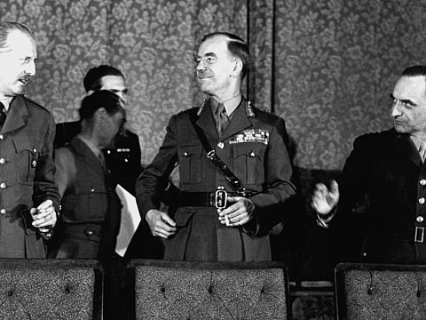 Mit den Frankfurter Dokumenten, überreicht durch die drei westlichen Militärgouverneure, begann 1948 die Arbeit des Parlamentarischen Rates. Am 12. Mai 1949 haben General Pierre König aus Frankreich, General Sir Brian Robertson aus Großbritannien und General Lucius D. Clay aus den USA in Frankfurt/Main einer Delegation des Parlamentarischen Rates das von ihnen genehmigte Grundgesetz übergeben. Foto: Picture Alliance
