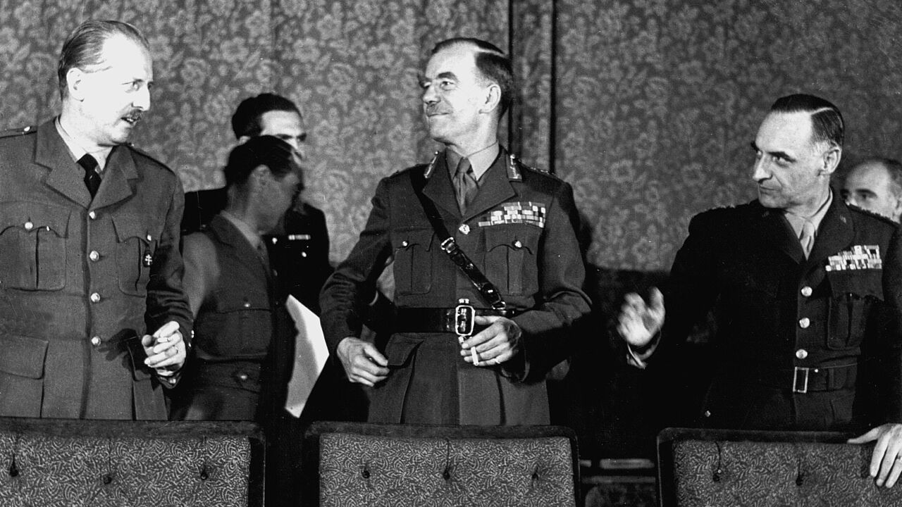 Mit den Frankfurter Dokumenten, überreicht durch die drei westlichen Militärgouverneure, begann 1948 die Arbeit des Parlamentarischen Rates. Am 12. Mai 1949 haben General Pierre König aus Frankreich, General Sir Brian Robertson aus Großbritannien und General Lucius D. Clay aus den USA in Frankfurt/Main einer Delegation des Parlamentarischen Rates das von ihnen genehmigte Grundgesetz übergeben. Foto: Picture Alliance