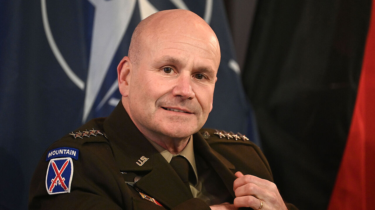 General Christopher G. Cavoli war von 2022 bis 2025 Supreme Allied Commander Europe (SACEUR). Nun wird der US-Amerikaner mit einem Gro0en Zapfenstreich aus Deutschland verabschiedet. Foto: picture alliance / SVEN SIMON / Frank Hoermann