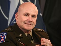 General Christopher G. Cavoli war von 2022 bis 2025 Supreme Allied Commander Europe (SACEUR). Nun wird der US-Amerikaner mit einem Gro0en Zapfenstreich aus Deutschland verabschiedet. Foto: picture alliance / SVEN SIMON / Frank Hoermann
