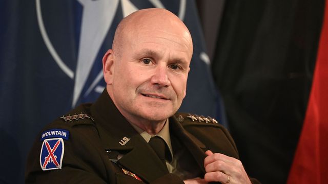 General Christopher G. Cavoli war von 2022 bis 2025 Supreme Allied Commander Europe (SACEUR). Nun wird der US-Amerikaner mit einem Gro0en Zapfenstreich aus Deutschland verabschiedet. Foto: picture alliance / SVEN SIMON / Frank Hoermann