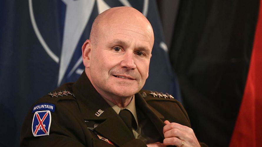 General Christopher G. Cavoli war von 2022 bis 2025 Supreme Allied Commander Europe (SACEUR). Nun wird der US-Amerikaner mit einem Gro0en Zapfenstreich aus Deutschland verabschiedet. Foto: picture alliance / SVEN SIMON / Frank Hoermann