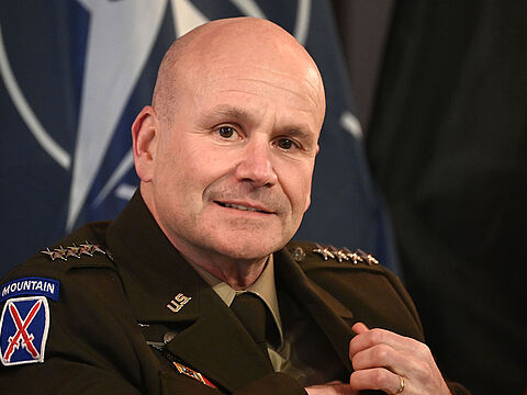General Christopher G. Cavoli war von 2022 bis 2025 Supreme Allied Commander Europe (SACEUR). Nun wird der US-Amerikaner mit einem Gro0en Zapfenstreich aus Deutschland verabschiedet. Foto: picture alliance / SVEN SIMON / Frank Hoermann