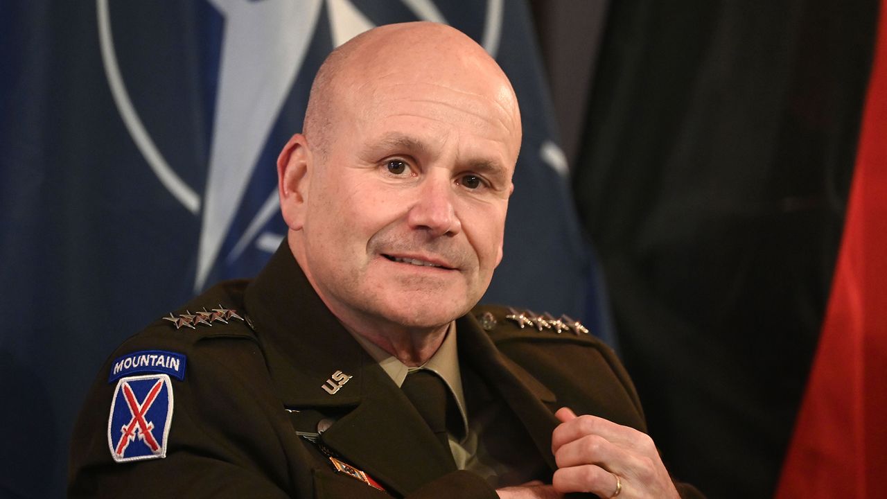 General Christopher G. Cavoli war von 2022 bis 2025 Supreme Allied Commander Europe (SACEUR). Nun wird der US-Amerikaner mit einem Gro0en Zapfenstreich aus Deutschland verabschiedet. Foto: picture alliance / SVEN SIMON / Frank Hoermann