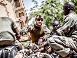 Ein Bundeswehrsoldat erklärt in der bei der Ausbildungsmission EUTM in Koulikoro Malischen Soldaten die Instandsetzung an einem LKW Foto: dpa