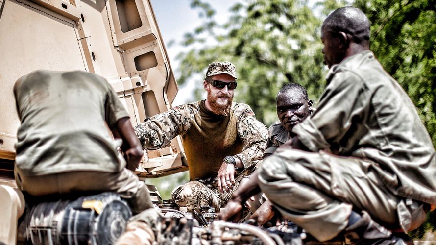 Ein Bundeswehrsoldat erklärt in der bei der Ausbildungsmission EUTM in Koulikoro Malischen Soldaten die Instandsetzung an einem LKW Foto: dpa